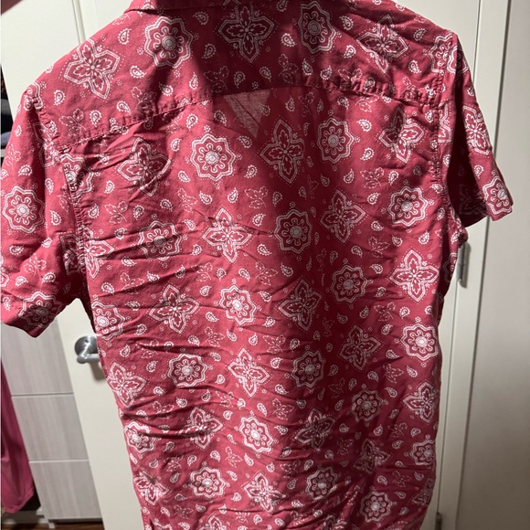 Abercrombie and Fitch Cuban style SS button down in red and white pattern - Picture 2 of 3